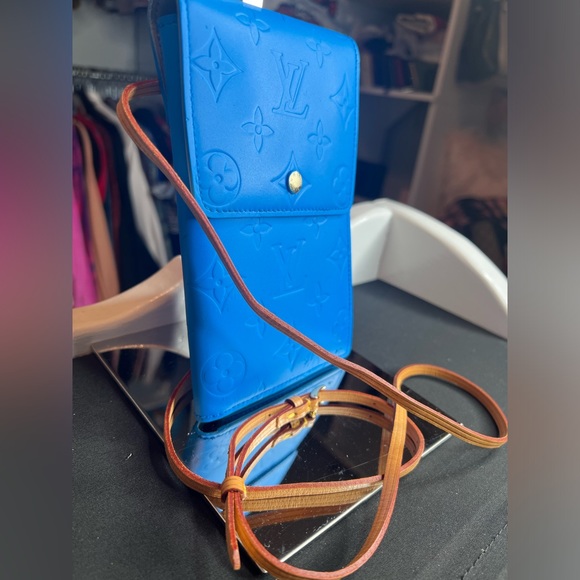 Authentic Louis Vuitton Monogram Vernis 
Walker Crossbody - Picture 2 of 8